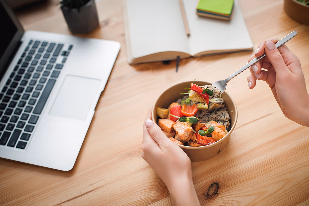 Team member enjoying a fresh Chef & Porter meal at their desk